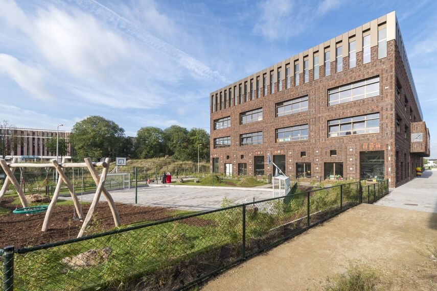 ConceptWall 50 Hliníkové fasády, ConceptSystem 77 Hliníková okna a CS 77 Hidden Vent Hliníková okna - Boarding school Brede school Houthaven se nachází v Amsterdam, Nizozemí