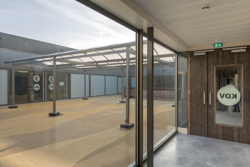 ConceptWall 50 Hliníkové fasády, ConceptSystem 77 Hliníková okna a CS 77 Hidden Vent Hliníková okna - Boarding school Brede school Houthaven se nachází v Amsterdam, Nizozemí