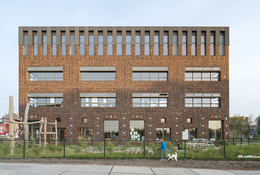 ConceptWall 50 Hliníkové fasády, ConceptSystem 77 Hliníková okna a CS 77 Hidden Vent Hliníková okna - Boarding school Brede school Houthaven se nachází v Amsterdam, Nizozemí