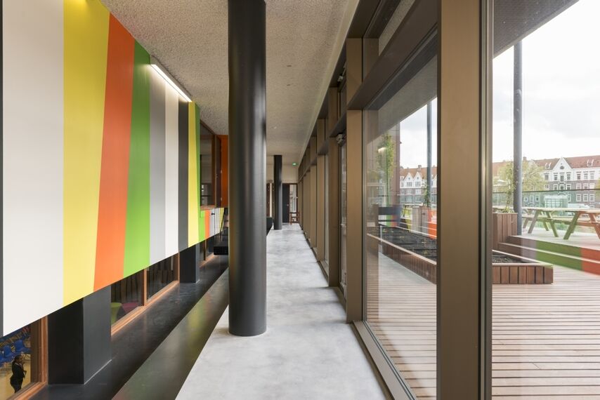 ConceptWall 50 Hliníkové fasády, ConceptSystem 77 Hliníková okna a CS 77 Hidden Vent Hliníková okna - Boarding school Brede school Houthaven se nachází v Amsterdam, Nizozemí