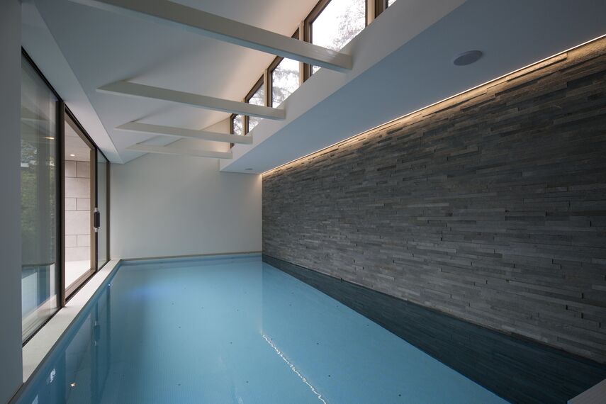 BriseSoleil 40 Stínicí technika, HiFinity Hliníkové posuvné systémy a CS 86-HI (c) Zrušené systémy - Swimming pool Poolhouse Bergen se nachází v Bergen, Nizozemí
