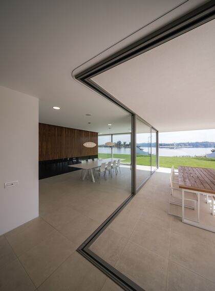 ConceptPatio 130 Hliníkové posuvné systémy, ConceptSystem 77 Hliníková okna, ConceptSystem 77 Hliníkové dveře a ConceptWall 50 Hliníkové fasády - Villa Buftea Residence se nachází v Buftea, Rumunsko