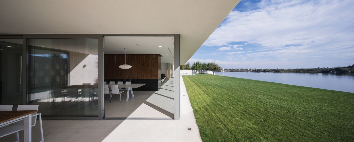 ConceptPatio 130 Hliníkové posuvné systémy, ConceptSystem 77 Hliníková okna, ConceptSystem 77 Hliníkové dveře a ConceptWall 50 Hliníkové fasády - Villa Buftea Residence se nachází v Buftea, Rumunsko