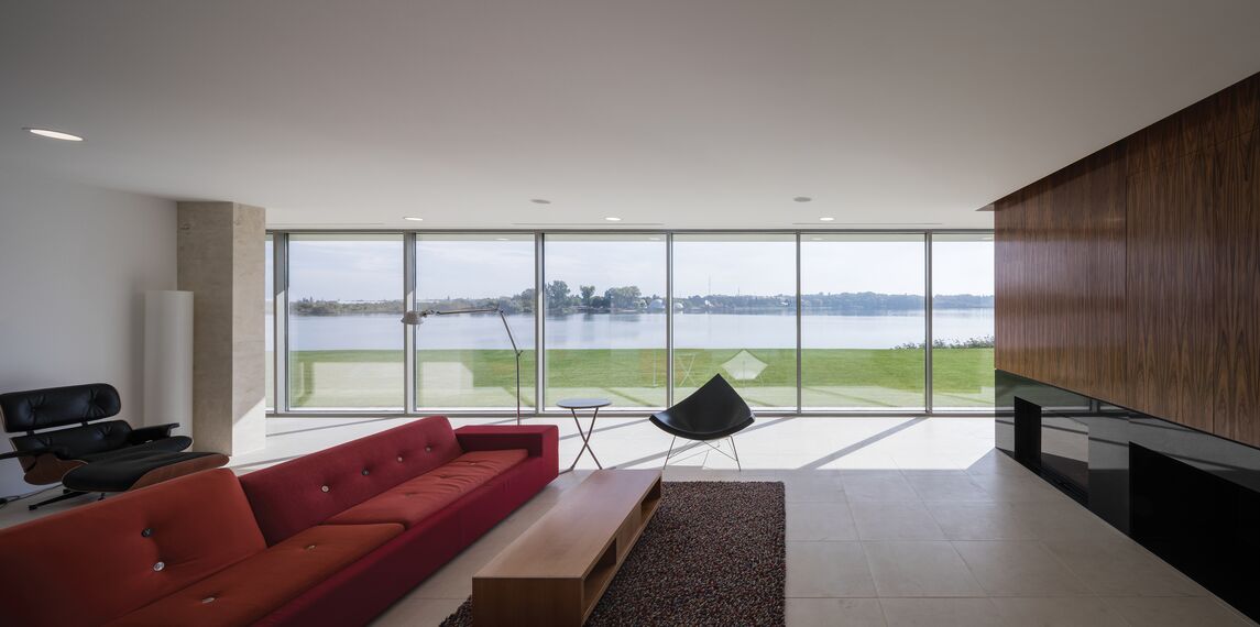 ConceptPatio 130 Hliníkové posuvné systémy, ConceptSystem 77 Hliníková okna, ConceptSystem 77 Hliníkové dveře a ConceptWall 50 Hliníkové fasády - Villa Buftea Residence se nachází v Buftea, Rumunsko