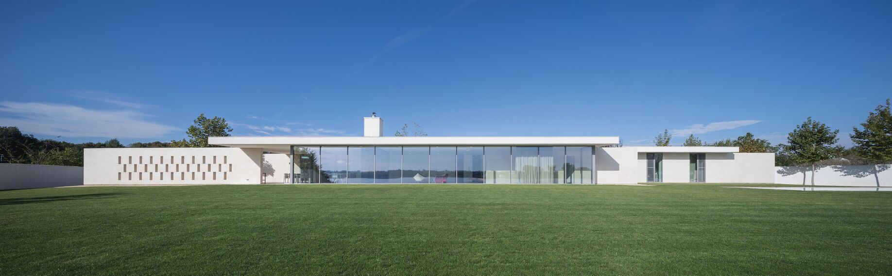 ConceptPatio 130 Hliníkové posuvné systémy, ConceptSystem 77 Hliníková okna, ConceptSystem 77 Hliníkové dveře a ConceptWall 50 Hliníkové fasády - Villa Buftea Residence se nachází v Buftea, Rumunsko