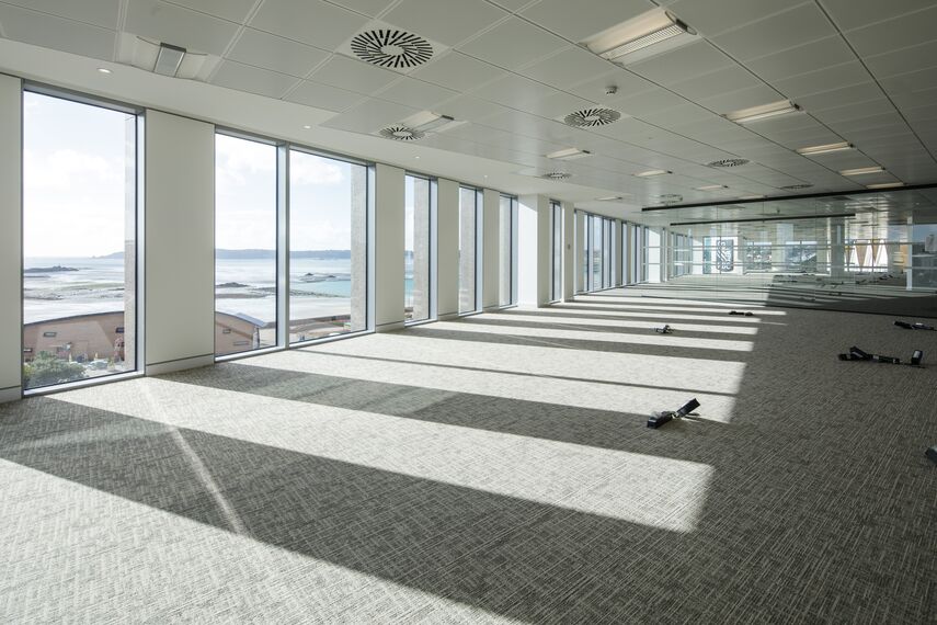 ConceptWall 50 Hliníkové fasády, ConceptWall 86 Hliníkové fasády, ConceptSystem 77 Hliníková okna, ConceptSystem 68 Hliníková okna a CW 50-FP Hliníkové fasády - Office building Jersey Esplanade se nachází v Jersey, Spojené království