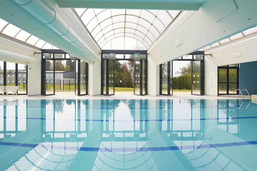 CS 86-HI (c) Zrušené systémy a ConceptFolding 77 Hliníkové posuvné systémy - Swimming pool Swimming Pool se nachází vFrancie