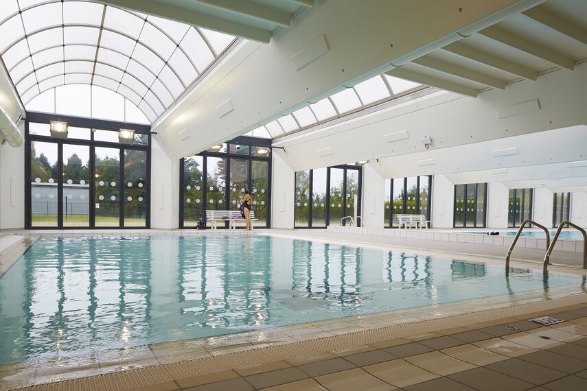 CS 86-HI (c) Zrušené systémy a ConceptFolding 77 Hliníkové posuvné systémy - Swimming pool Swimming Pool se nachází vFrancie