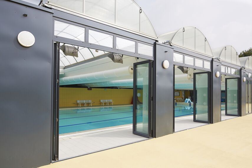 CS 86-HI (c) Zrušené systémy a ConceptFolding 77 Hliníkové posuvné systémy - Swimming pool Swimming Pool se nachází vFrancie