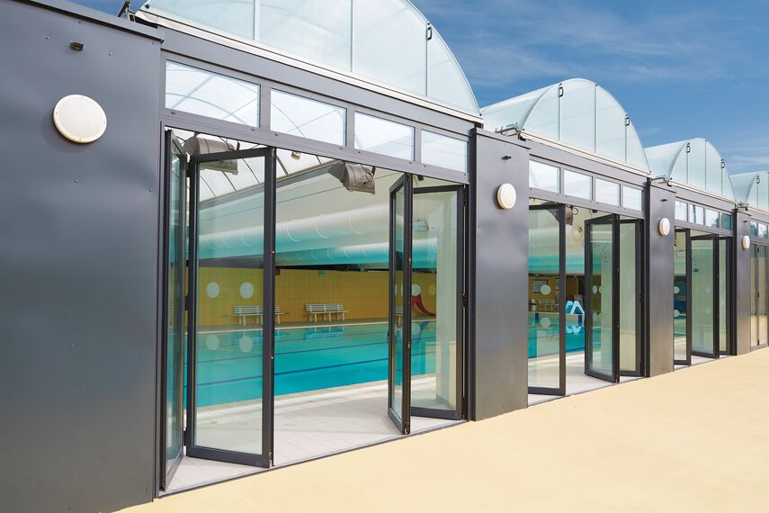 CS 86-HI (c) Zrušené systémy a ConceptFolding 77 Hliníkové posuvné systémy - Swimming pool Swimming Pool se nachází vFrancie