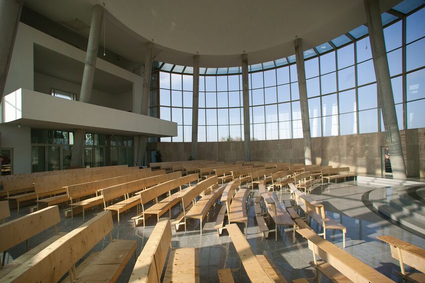 ConceptSystem 59Pa Hliníkové dveře a CW 50-HI Hliníkové fasády - Church/Convent/Abbey/Mosque/Synagogue Kostel svatého Ducha se nachází vČeská republika