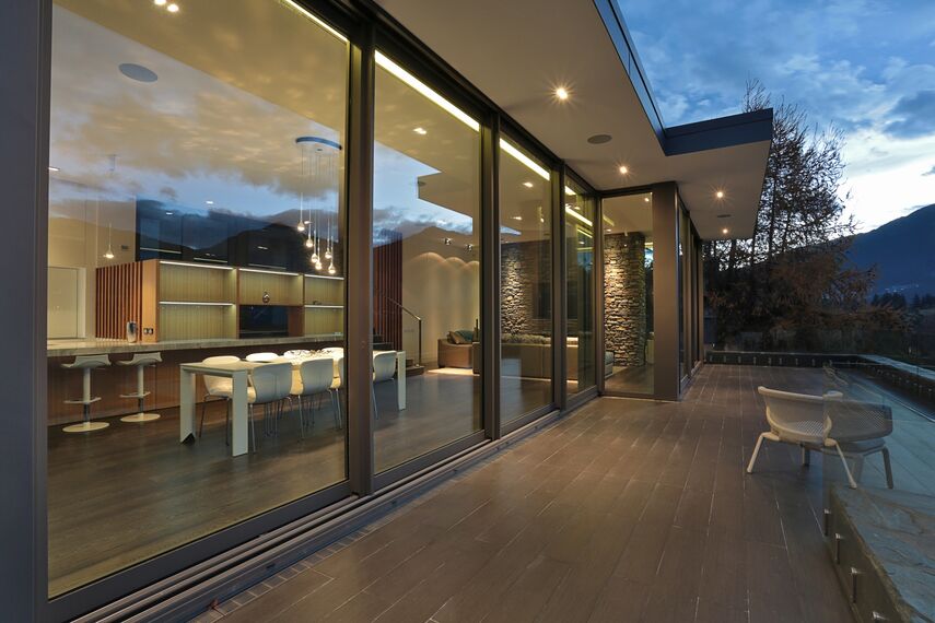 ConceptFolding 77 Hliníkové posuvné systémy a ConceptSystem 77 Hliníková okna - Lake Wakatipu House se nachází v Otago, Nový Zéland