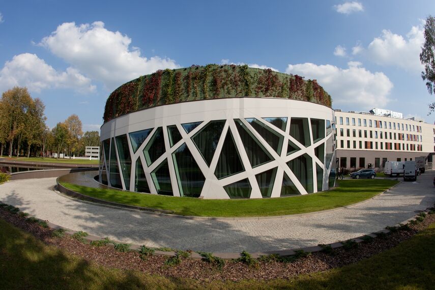 ConceptWall 50 Hliníkové fasády, ConceptSystem 77 Hliníková okna, ConceptSystem 59Pa Hliníková okna a CW 50-SC Hliníkové fasády - Narvil Hotel se nachází v Serock, Polsko