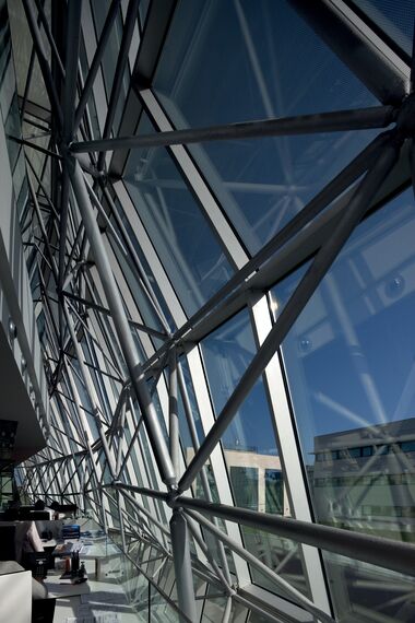 ConceptSystem 77 Hliníkové dveře, ConceptWall 60 Hliníkové fasády a ConceptSystem 77 Hliníková okna - Office building Ambar Engineering & Innovation Centre se nachází v Santander, Španělsko