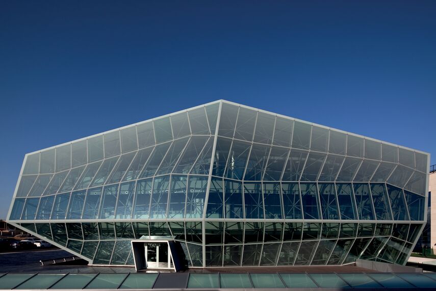 ConceptSystem 77 Hliníkové dveře, ConceptWall 60 Hliníkové fasády a ConceptSystem 77 Hliníková okna - Office building Ambar Engineering & Innovation Centre se nachází v Santander, Španělsko