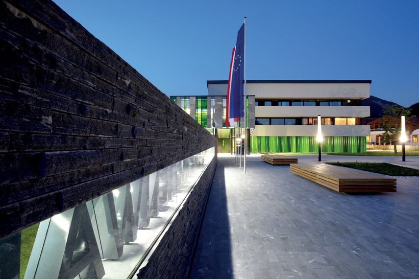 BriseSoleil 100 Stínicí technika - Community centre Breitenwang Community Centre se nachází v Breitenwang, Rakousko