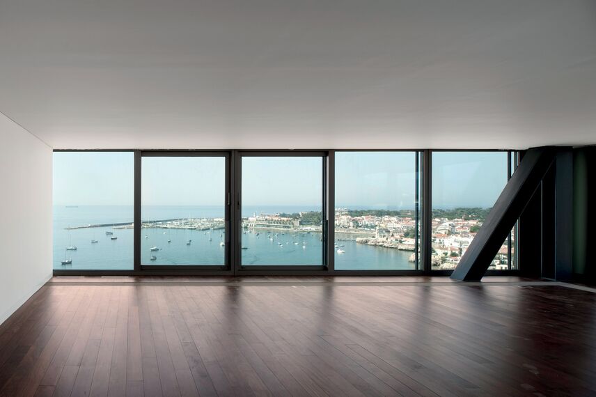 ConceptSystem 77 Hliníková okna a ConceptSystem 77 Hliníkové dveře - Bytový komplex Estoril sol residence complex se nachází v Cascais, Portugalsko