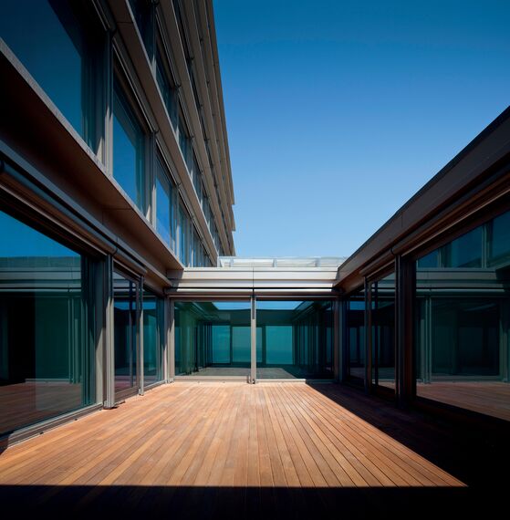 ConceptSystem 77 Hliníková okna a ConceptSystem 77 Hliníkové dveře - Bytový komplex Estoril sol residence complex se nachází v Cascais, Portugalsko