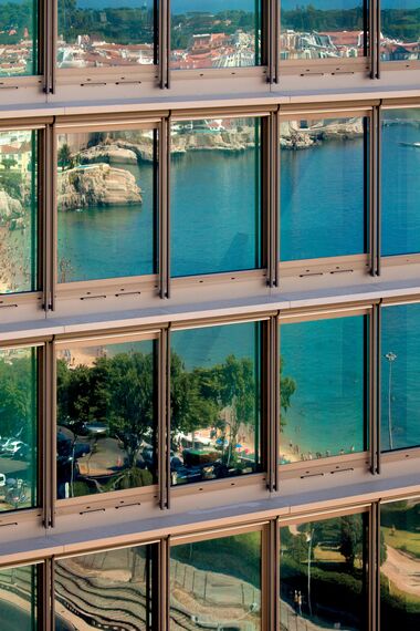 ConceptSystem 77 Hliníková okna a ConceptSystem 77 Hliníkové dveře - Bytový komplex Estoril sol residence complex se nachází v Cascais, Portugalsko