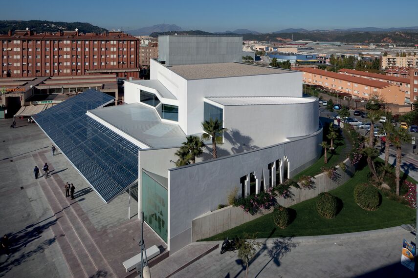 ConceptWall 50 Hliníkové fasády a BriseSoleil 100 Stínicí technika - Office building Teatro municipal núria espert se nachází v Sant Andreu de la Barca, Španělsko