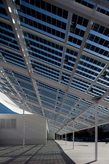 ConceptWall 50 Hliníkové fasády a BriseSoleil 100 Stínicí technika - Office building Teatro municipal núria espert se nachází v Sant Andreu de la Barca, Španělsko