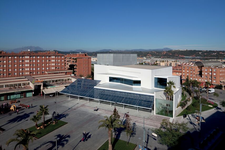 ConceptWall 50 Hliníkové fasády a BriseSoleil 100 Stínicí technika - Office building Teatro municipal núria espert se nachází v Sant Andreu de la Barca, Španělsko
