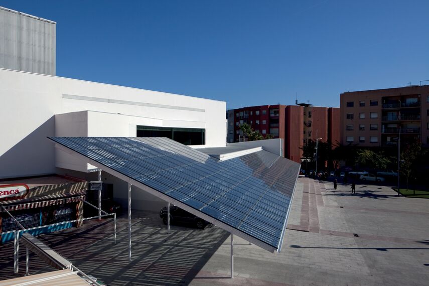 ConceptWall 50 Hliníkové fasády a BriseSoleil 100 Stínicí technika - Office building Teatro municipal núria espert se nachází v Sant Andreu de la Barca, Španělsko