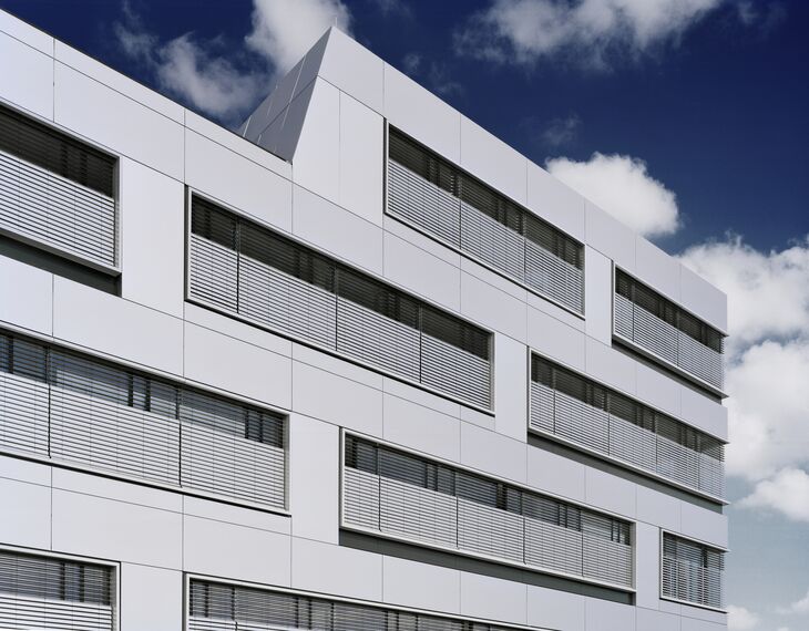 ConceptWall 50 Hliníkové fasády - Business center S.Oliver Administrative Headquarters se nachází v Rottendorf, Německo