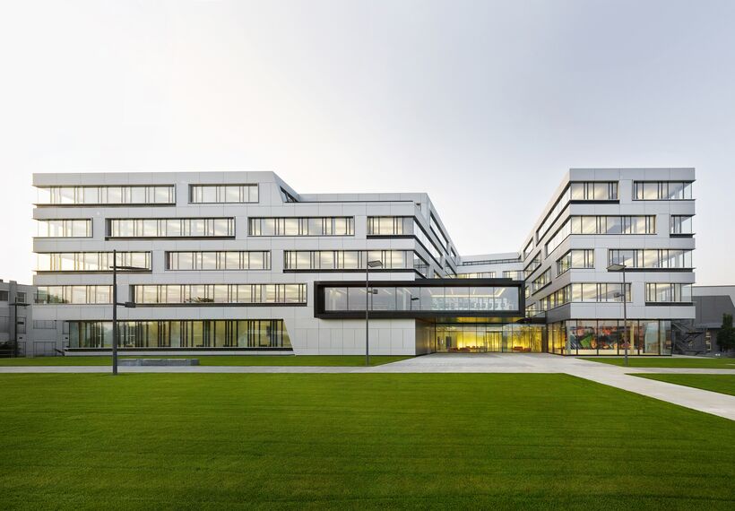 ConceptWall 50 Hliníkové fasády - Business center S.Oliver Administrative Headquarters se nachází v Rottendorf, Německo