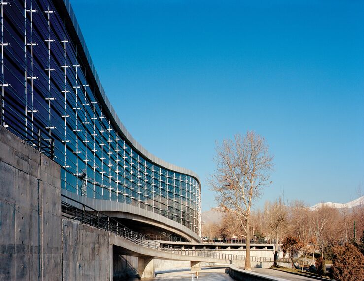 BriseSoleil 100 Stínicí technika a ConceptWall 50 Hliníkové fasády - Cinema Mellat Park cineplex se nachází v Tehran, Írán