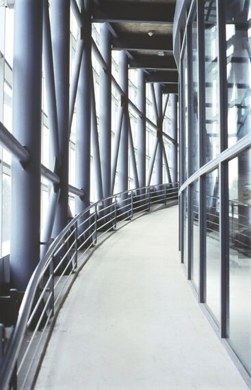 BriseSoleil 100 Stínicí technika a ConceptWall 50 Hliníkové fasády - Cinema Mellat Park cineplex se nachází v Tehran, Írán