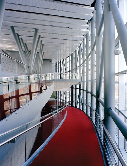 BriseSoleil 100 Stínicí technika a ConceptWall 50 Hliníkové fasády - Cinema Mellat Park cineplex se nachází v Tehran, Írán