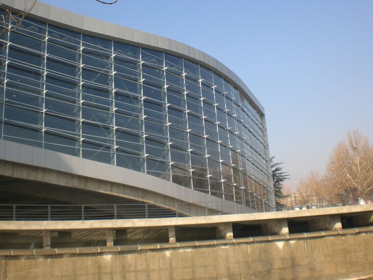 BriseSoleil 100 Stínicí technika a ConceptWall 50 Hliníkové fasády - Cinema Mellat Park cineplex se nachází v Tehran, Írán