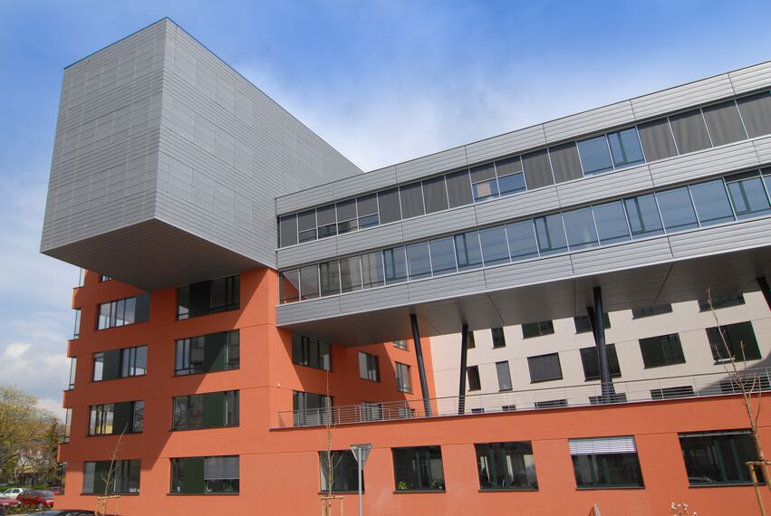 ConceptWall 50 Hliníkové fasády a CW 50-FP Hliníkové fasády - Office building East Building se nachází v Poznań, Česká republika