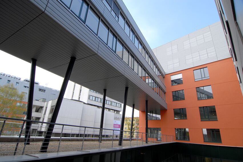ConceptWall 50 Hliníkové fasády a CW 50-FP Hliníkové fasády - Office building East Building se nachází v Poznań, Česká republika