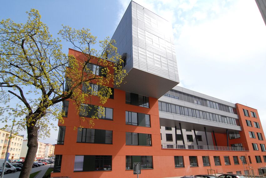 ConceptWall 50 Hliníkové fasády a CW 50-FP Hliníkové fasády - Office building East Building se nachází v Poznań, Česká republika