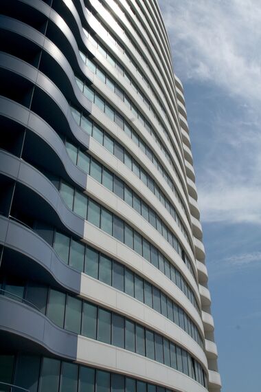 ConceptSystem 77 Hliníkové dveře a ConceptSystem 77 Hliníková okna - Bytový komplex White Sails se nachází v Odessa, Ukrajina