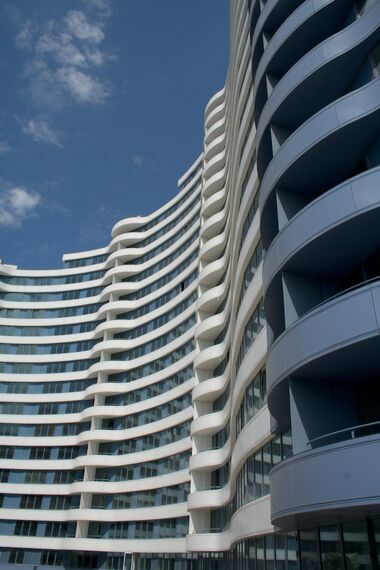 ConceptSystem 77 Hliníkové dveře a ConceptSystem 77 Hliníková okna - Bytový komplex White Sails se nachází v Odessa, Ukrajina