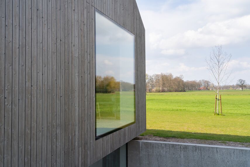 SlimLine 38 Hliníkové dveře, ConceptPatio 130 Hliníkové posuvné systémy a ConceptSystem 77 Hliníková okna - Het Kleine Krikhaar se nachází v Geesteren, Nizozemí