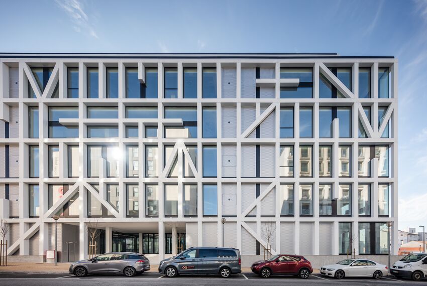 ConceptWall 50 Hliníkové fasády a ConceptSystem 59Pa Hliníkové dveře - Urbo Business Center se nachází v Porto, Portugalsko