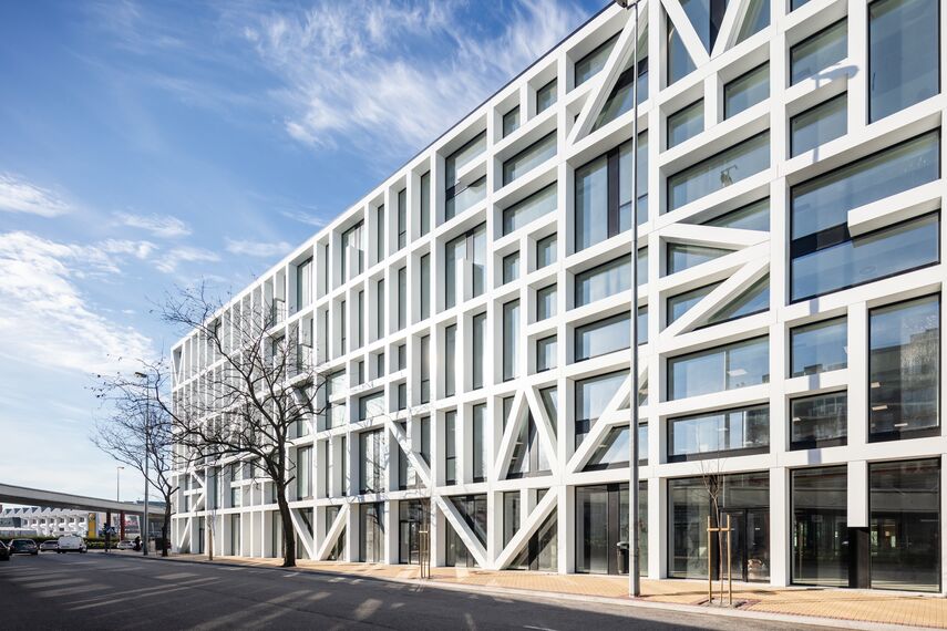 ConceptWall 50 Hliníkové fasády a ConceptSystem 59Pa Hliníkové dveře - Urbo Business Center se nachází v Porto, Portugalsko