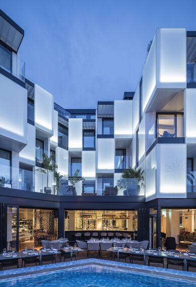 ConceptSystem 68 Hliníková okna, ConceptFolding 77 Hliníkové posuvné systémy a CS 77 Fire Proof Hliníkové dveře - Hotel Sir Joan se nachází v Ibiza, Španělsko