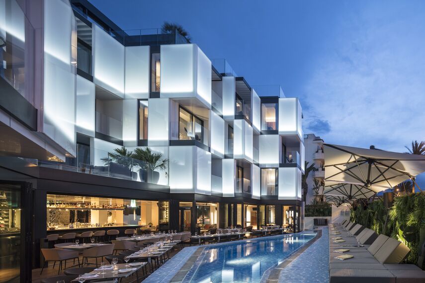 ConceptSystem 68 Hliníková okna, ConceptFolding 77 Hliníkové posuvné systémy a CS 77 Fire Proof Hliníkové dveře - Hotel Sir Joan se nachází v Ibiza, Španělsko
