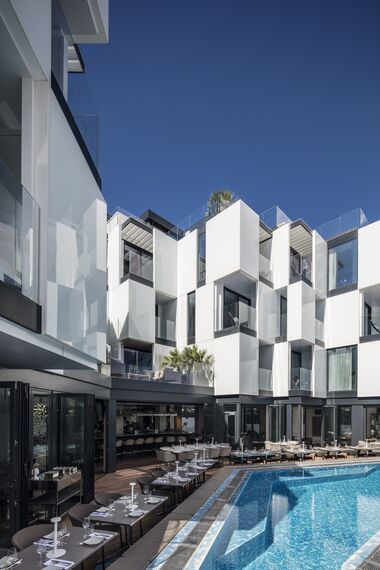 ConceptSystem 68 Hliníková okna, ConceptFolding 77 Hliníkové posuvné systémy a CS 77 Fire Proof Hliníkové dveře - Hotel Sir Joan se nachází v Ibiza, Španělsko