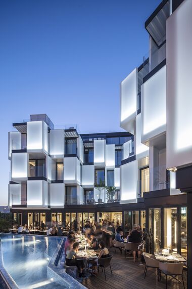 ConceptSystem 68 Hliníková okna, ConceptFolding 77 Hliníkové posuvné systémy a CS 77 Fire Proof Hliníkové dveře - Hotel Sir Joan se nachází v Ibiza, Španělsko