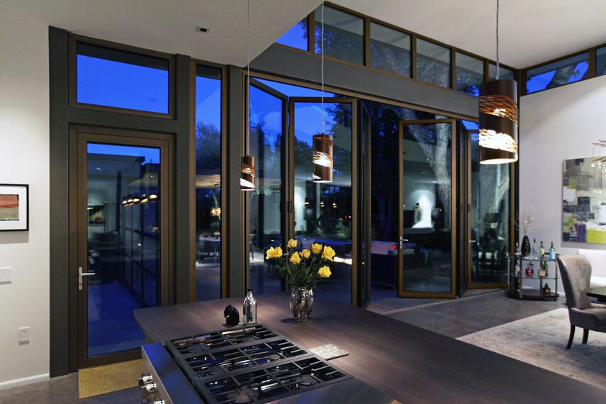 ConceptSystem 68 Hliníková okna, ConceptFolding 77 Hliníkové posuvné systémy a ConceptSystem 68 Hliníkové dveře - Modern Prairie House se nachází v Sonoma Wine Country, Spojené státy americké