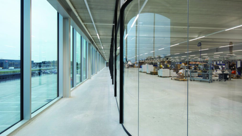 ConceptFolding 77 Hliníkové posuvné systémy a ConceptWall 50 Hliníkové fasády - DC New Logic III se nachází v Tilburg, Nizozemí