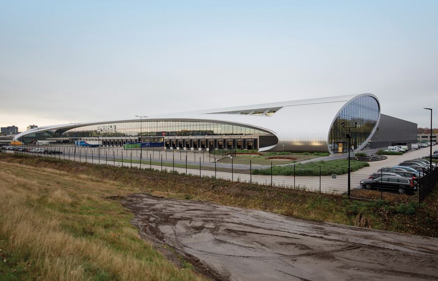 ConceptFolding 77 Hliníkové posuvné systémy a ConceptWall 50 Hliníkové fasády - DC New Logic III se nachází v Tilburg, Nizozemí