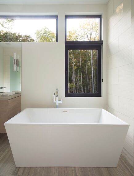 ConceptWall 50 Hliníkové fasády a ConceptSystem 77 Hliníková okna - Forest View Residence se nachází vKanada