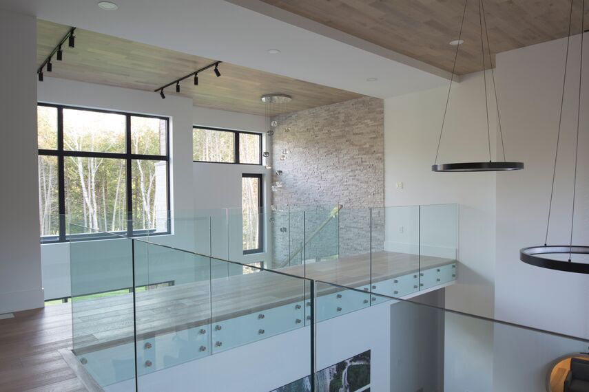 ConceptWall 50 Hliníkové fasády a ConceptSystem 77 Hliníková okna - Forest View Residence se nachází vKanada